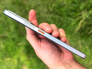 Realme 14 5G - boczna krawędź z pomarańczowym przyciskiem Power