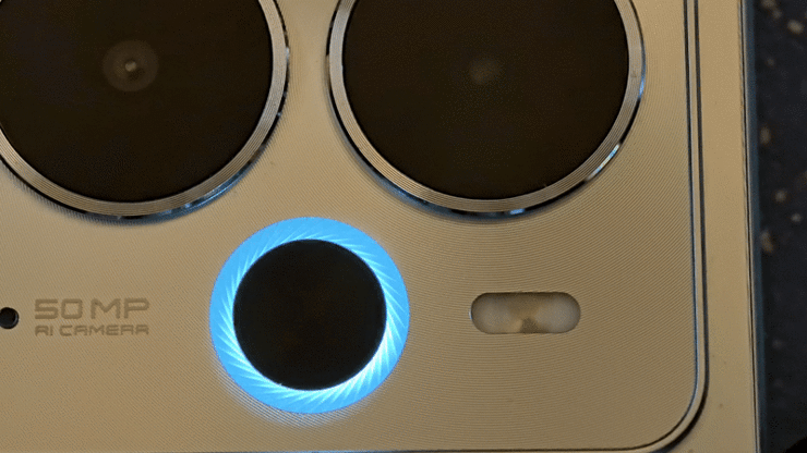 Realme 14 5G i Pulse Light podczas grania i odtwarzania muzyki