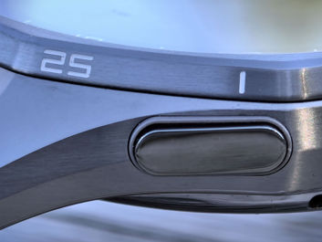 Huawei Watch GT 6 Pro - koronka i przycisk