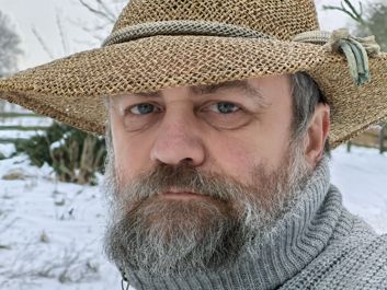 Portretowe z ręki, tylnym aparatem z 3-krotnym powiększeniem; obok wycinek