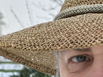 Portretowe z ręki, tylnym aparatem z 3-krotnym powiększeniem; obok wycinek