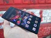 Wygląd Nubia Red Magic 11 Air w miejskim stylu na tle graffiti.