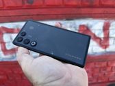 Wygląd Nubia Red Magic 11 Air w miejskim stylu na tle graffiti.