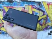 Wygląd Nubia Red Magic 11 Air w miejskim stylu na tle graffiti.