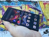 Wygląd Nubia Red Magic 11 Air w miejskim stylu na tle graffiti.