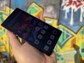Nubia Red Magic 11 Air – nowoczesny design z graffiti w tle podkreślającym charakter telefonu.