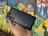 Nubia Red Magic 11 Air – nowoczesny design z graffiti w tle podkreślającym charakter telefonu.