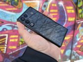 Nubia Red Magic 11 Air prezentuje się stylowo w miejskiej scenerii graffiti.