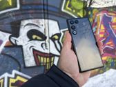 Nubia Red Magic 11 Air prezentuje się stylowo w miejskiej scenerii graffiti.