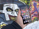 Nubia Red Magic 11 Air prezentuje się stylowo w miejskiej scenerii graffiti.