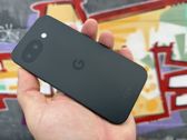 Odkryj niepowtarzalny design Google Pixel 10a na tle graffiti w naszej galerii zdjęć. Odkryj niepowtarzalny design Google Pixel 10a na tle graffiti w naszej galerii zdjęć.