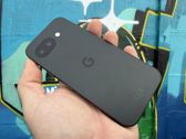 Odkryj niepowtarzalny design Google Pixel 10a na tle graffiti w naszej galerii zdjęć. Odkryj niepowtarzalny design Google Pixel 10a na tle graffiti w naszej galerii zdjęć.