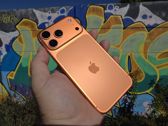 Zobacz, jak iPhone 17 Pro Max prezentuje się w artystycznym otoczeniu graffiti. Zobacz, jak iPhone 17 Pro Max prezentuje się w artystycznym otoczeniu graffiti.