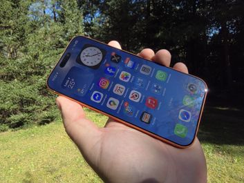 iPhone 17 Pro Max na tle natury i w codziennym użytkowaniu. iPhone 17 Pro Max na tle natury i w codziennym użytkowaniu.