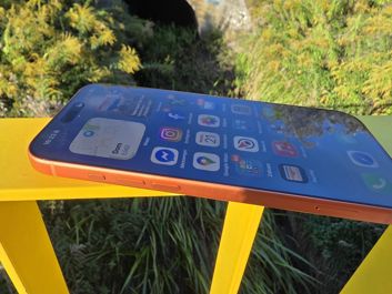 iPhone 17 Pro Max na tle natury i w codziennym użytkowaniu. iPhone 17 Pro Max na tle natury i w codziennym użytkowaniu.