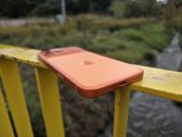 Stylowy iPhone 17 Pro Max w naturalnym otoczeniu, idealny dla miłośników designu. Stylowy iPhone 17 Pro Max w naturalnym otoczeniu, idealny dla miłośników designu.