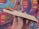 Realme 16 Pro+ w eleganckim złotym wykończeniu, idealnie komponuje się z niebanalnym tłem. Realme 16 Pro+ w eleganckim złotym wykończeniu, idealnie komponuje się z niebanalnym tłem.