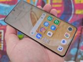 Realme 16 Pro+ w nowoczesnym wydaniu – stylowy design na tle graffiti. Realme 16 Pro+ w nowoczesnym wydaniu – stylowy design na tle graffiti.