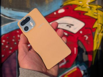 Realme 16 Pro+ w tle muralu - front oraz plecki Realme 16 Pro+ w tle muralu - front oraz plecki