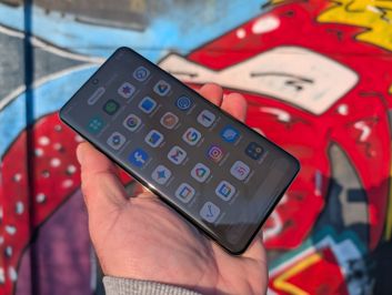 Realme 16 Pro+ w tle muralu - front oraz plecki Realme 16 Pro+ w tle muralu - front oraz plecki