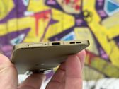 Motorola Signature - elegancki design widoczny na tle artystycznych graffiti. Motorola Signature - elegancki design widoczny na tle artystycznych graffiti.