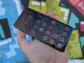 Motorola Signature w eleganckim złotym kolorze, idealnie wpisująca się w miejskie tło. Motorola Signature w eleganckim złotym kolorze, idealnie wpisująca się w miejskie tło.