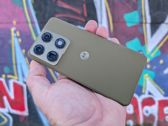Motorola Signature w eleganckim złotym kolorze, idealnie wpisująca się w miejskie tło. Motorola Signature w eleganckim złotym kolorze, idealnie wpisująca się w miejskie tło.