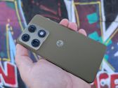 Motorola Signature w eleganckim złotym kolorze, idealnie wpisująca się w miejskie tło. Motorola Signature w eleganckim złotym kolorze, idealnie wpisująca się w miejskie tło.