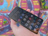 Motorola Signature w eleganckim złotym kolorze, idealnie wpisująca się w miejskie tło. Motorola Signature w eleganckim złotym kolorze, idealnie wpisująca się w miejskie tło.