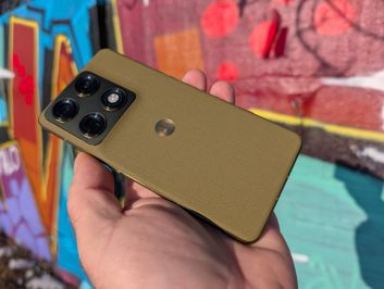 Motorola Signature w wyjątkowym stylu, idealnie komponująca się z kolorowym graffiti. Motorola Signature w wyjątkowym stylu, idealnie komponująca się z kolorowym graffiti.