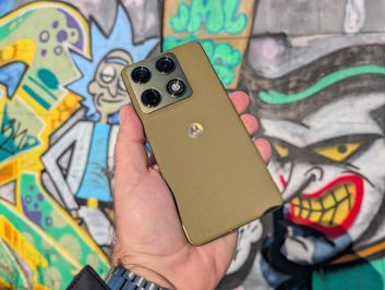 Motorola Signature w wyjątkowym stylu, idealnie komponująca się z kolorowym graffiti. Motorola Signature w wyjątkowym stylu, idealnie komponująca się z kolorowym graffiti.