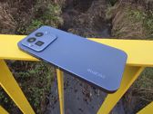 Zobacz elegancki design Realme GT8 Pro w różnych odsłonach na tle żółtym.
