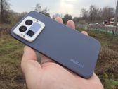 Zobacz elegancki design Realme GT8 Pro w różnych odsłonach na tle żółtym.