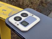 Zobacz elegancki design Realme GT8 Pro w różnych odsłonach na tle żółtym.