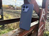 Realme GT8 Pro w różnych ujęciach, ukazujący nowoczesny design i stylowy wygląd.