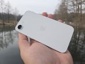 Apple iPhone 16e w naturalnym otoczeniu - elegancki design i nowoczesne funkcje w dłoni. Apple iPhone 16e w naturalnym otoczeniu - elegancki design i nowoczesne funkcje w dłoni.