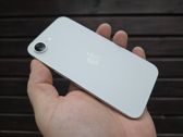 Apple iPhone 16e w naturalnym otoczeniu - elegancki design i nowoczesne funkcje w dłoni. Apple iPhone 16e w naturalnym otoczeniu - elegancki design i nowoczesne funkcje w dłoni.