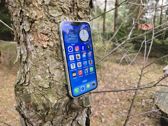 Apple iPhone 16e w naturalnym otoczeniu - elegancki design i nowoczesne funkcje w dłoni. Apple iPhone 16e w naturalnym otoczeniu - elegancki design i nowoczesne funkcje w dłoni.