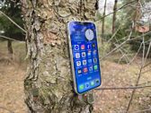 Apple iPhone 16e w naturalnym otoczeniu - elegancki design i nowoczesne funkcje w dłoni. Apple iPhone 16e w naturalnym otoczeniu - elegancki design i nowoczesne funkcje w dłoni.