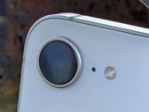 Zobacz, jak prezentuje się Apple iPhone 16e w różnych stylowych ujęciach. Zobacz, jak prezentuje się Apple iPhone 16e w różnych stylowych ujęciach.