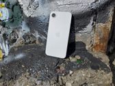 Zobacz, jak prezentuje się Apple iPhone 16e w różnych stylowych ujęciach. Zobacz, jak prezentuje się Apple iPhone 16e w różnych stylowych ujęciach.