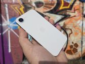 Zobacz, jak prezentuje się Apple iPhone 16e w różnych stylowych ujęciach. Zobacz, jak prezentuje się Apple iPhone 16e w różnych stylowych ujęciach.