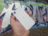 Zobacz, jak prezentuje się Apple iPhone 16e w różnych stylowych ujęciach. Zobacz, jak prezentuje się Apple iPhone 16e w różnych stylowych ujęciach.