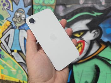 Apple iPhone 16e w stylowych sceneriach - odkryj jego wyjątkowy design i wygląd. Apple iPhone 16e w stylowych sceneriach - odkryj jego wyjątkowy design i wygląd.