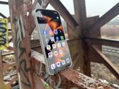 Xiaomi 17 Ultra w pełnej okazałości - ekran główny z aplikacjami w różnych sceneriach.