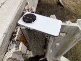 Xiaomi 17 Ultra w różnorodnych ujęciach, podkreślający jego elegancję i nowoczesny design.