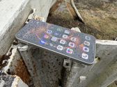 Xiaomi 17 Ultra w różnorodnych ujęciach, podkreślający jego elegancję i nowoczesny design.