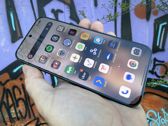 Xiaomi 17 Ultra w pełnej okazałości - ekran główny z aplikacjami w różnych sceneriach.