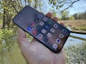 Xiaomi 17 Ultra w pełnej okazałości - ekran główny z aplikacjami w różnych sceneriach.