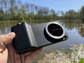Xiaomi 17 Ultra w plenerze: wyjątkowy design i estetyka na tle natury.